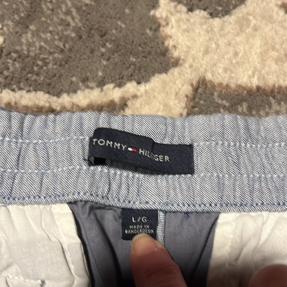 Tommy hillfiger elastic waistband button and zipper shorts. New. Size large - Picture 4 of 4